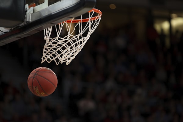 NBA季后赛湖人队与勇士队球员对抗精彩瞬间
